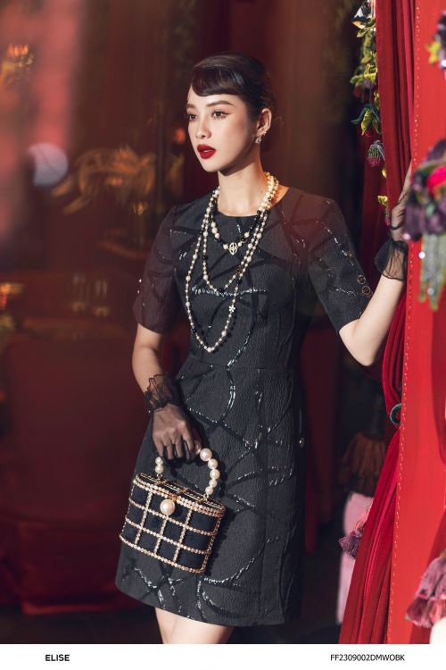 ĐẦM GẤM ĐEN VÂN SÓNG TAY XẺ CHỒNG