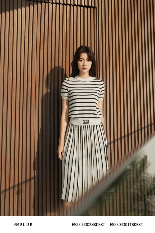 CHÂN VÁY MONGTOGHI KẺ SỌC ĐEN TRẮNG ĐÍNH LOGO