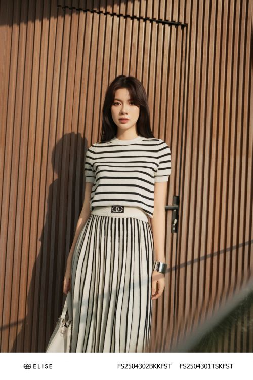 CHÂN VÁY MONGTOGHI KẺ SỌC ĐEN TRẮNG ĐÍNH LOGO