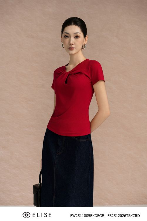 ÁO THUN ĐỎ CỔ XOẮN