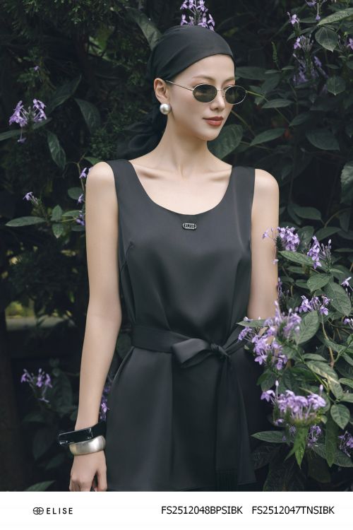 ÁO LỤA ĐEN SÁT NÁCH XẺ TÀ DÂY ĐAI