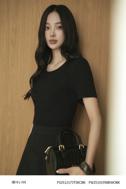 ÁO THUN ĐEN CÚP NGỰC