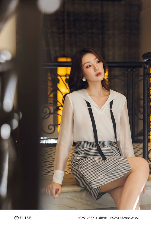 ÁO TƠ TRẮNG CỔ V PHỐI DÂY CỔ