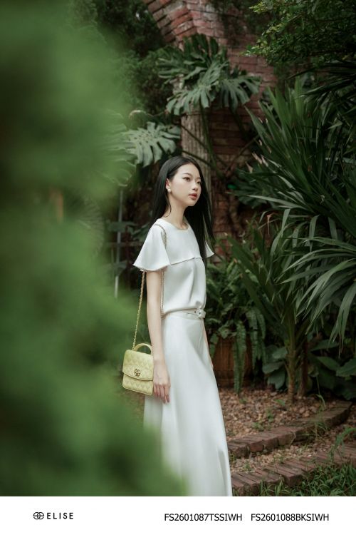 ÁO LỤA TRẮNG NGÀ VAI CAPE ĐÍNH TRAI