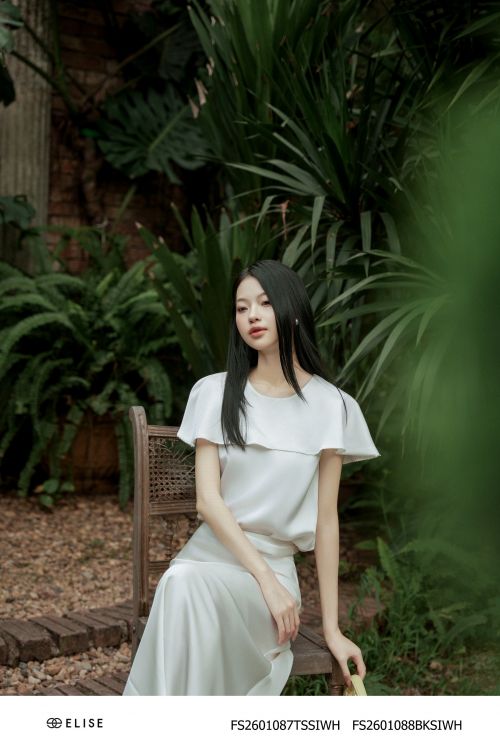 ÁO LỤA TRẮNG NGÀ VAI CAPE ĐÍNH TRAI