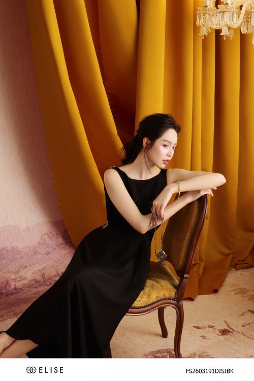 ĐẦM LỤA ĐEN CỔ ĐỔ SAU CÀI DÂY TRAI