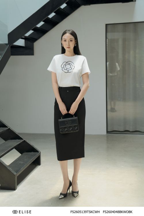 JUPE BÚT CHÌ ĐEN XẺ SAU ĐÍNH LOGO