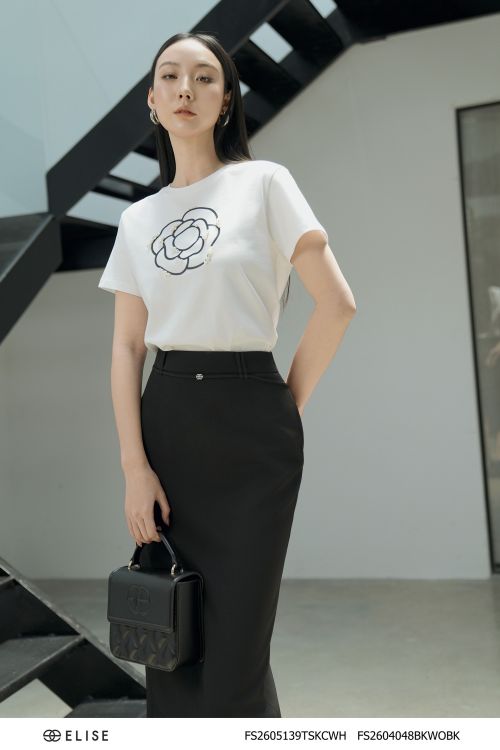 JUPE BÚT CHÌ ĐEN XẺ SAU ĐÍNH LOGO