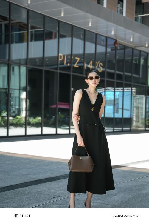 ĐẦM UMI ĐEN SÁT NÁCH CỔ V