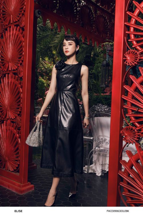 ĐẦM DA ĐEN SÁT NÁCH ĐÍNH HOA