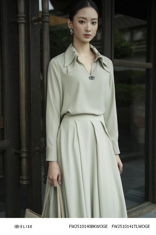 ÁO XANH OLIVE ĐẬM CỔ V ĐÍNH LOGO