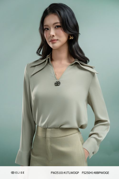 ÁO XANH OLIVE NHẠT CỔ V ĐÍNH LOGO