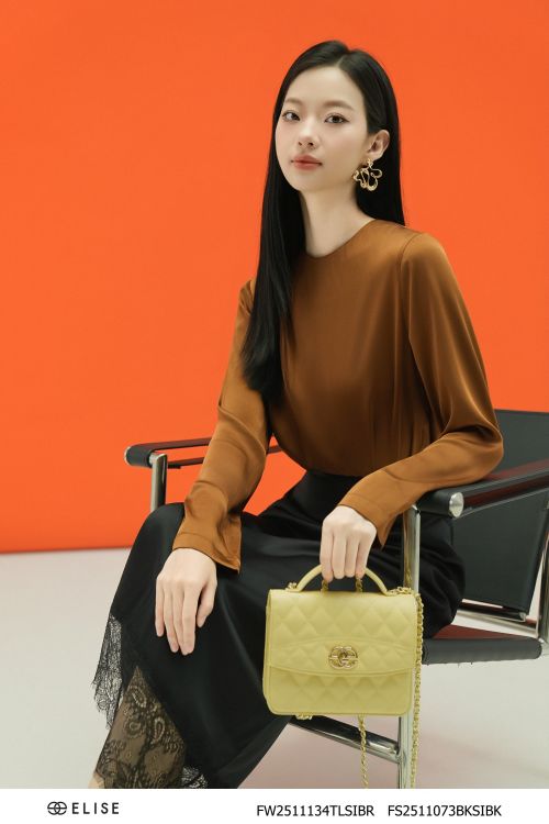 ÁO LỤA NÂU XẾP NHÚN VAI