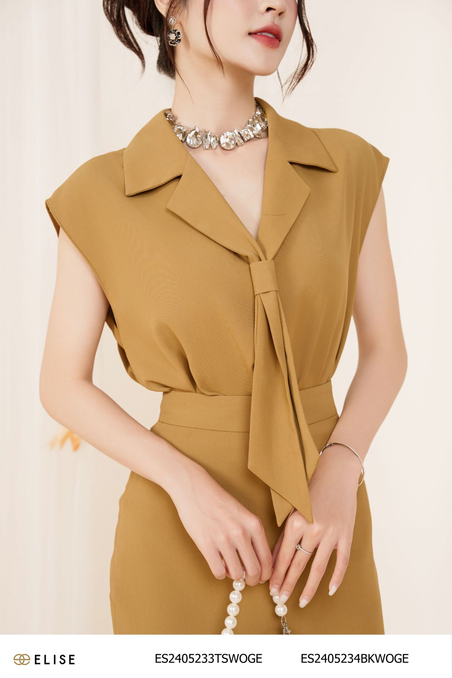 ÁO VÀNG CỎ ÚA SÁT NÁCH CỔ DÂY VEST
