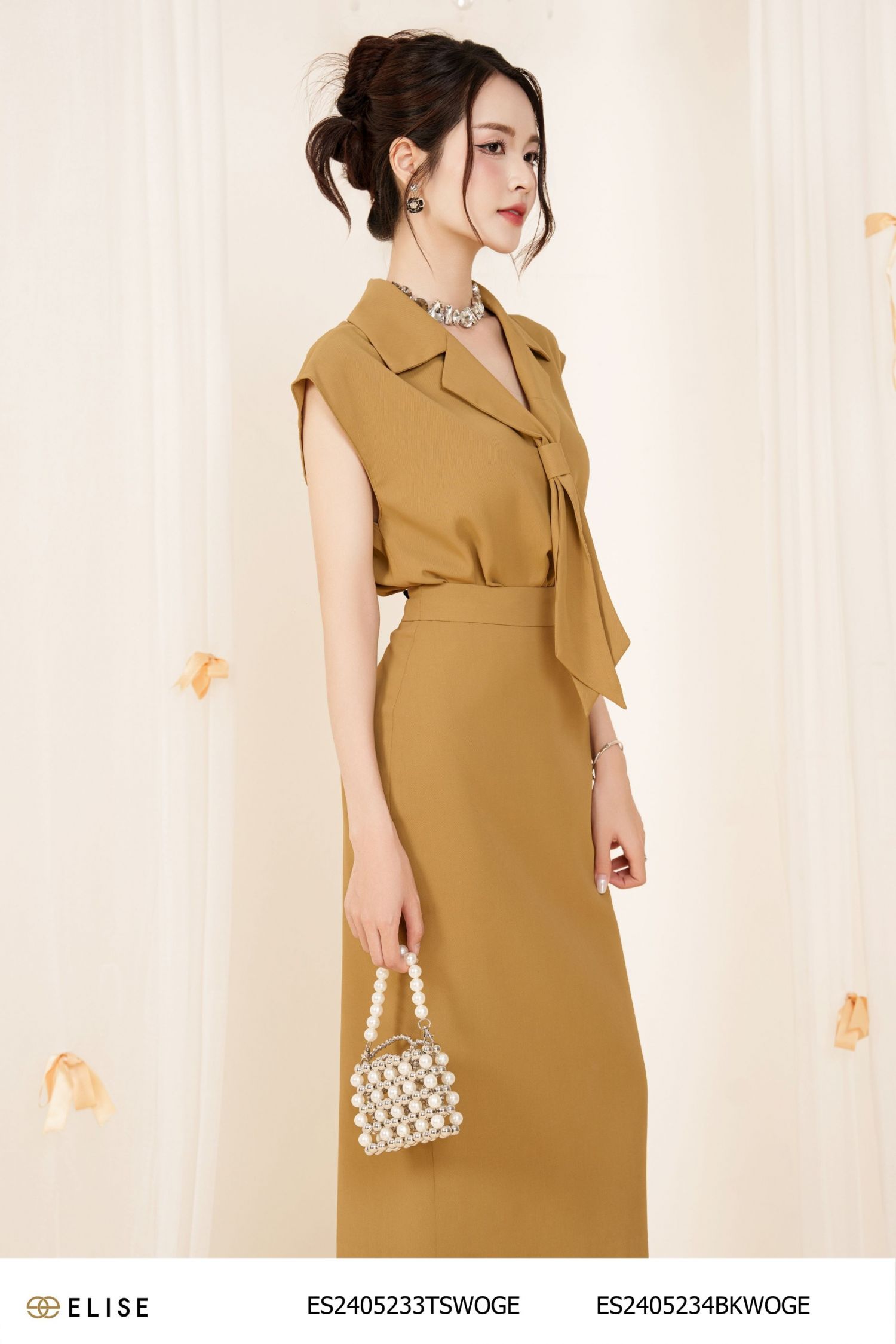 ÁO VÀNG CỎ ÚA SÁT NÁCH CỔ DÂY VEST