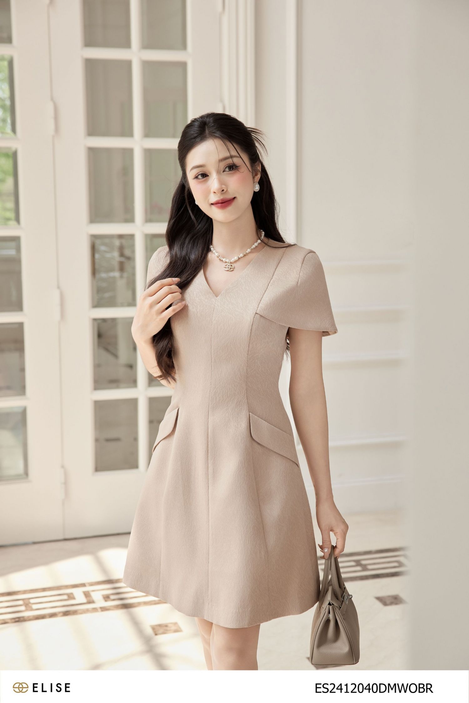 ĐẦM GẤM BE NÂU CỔ V TÚI CHÉO