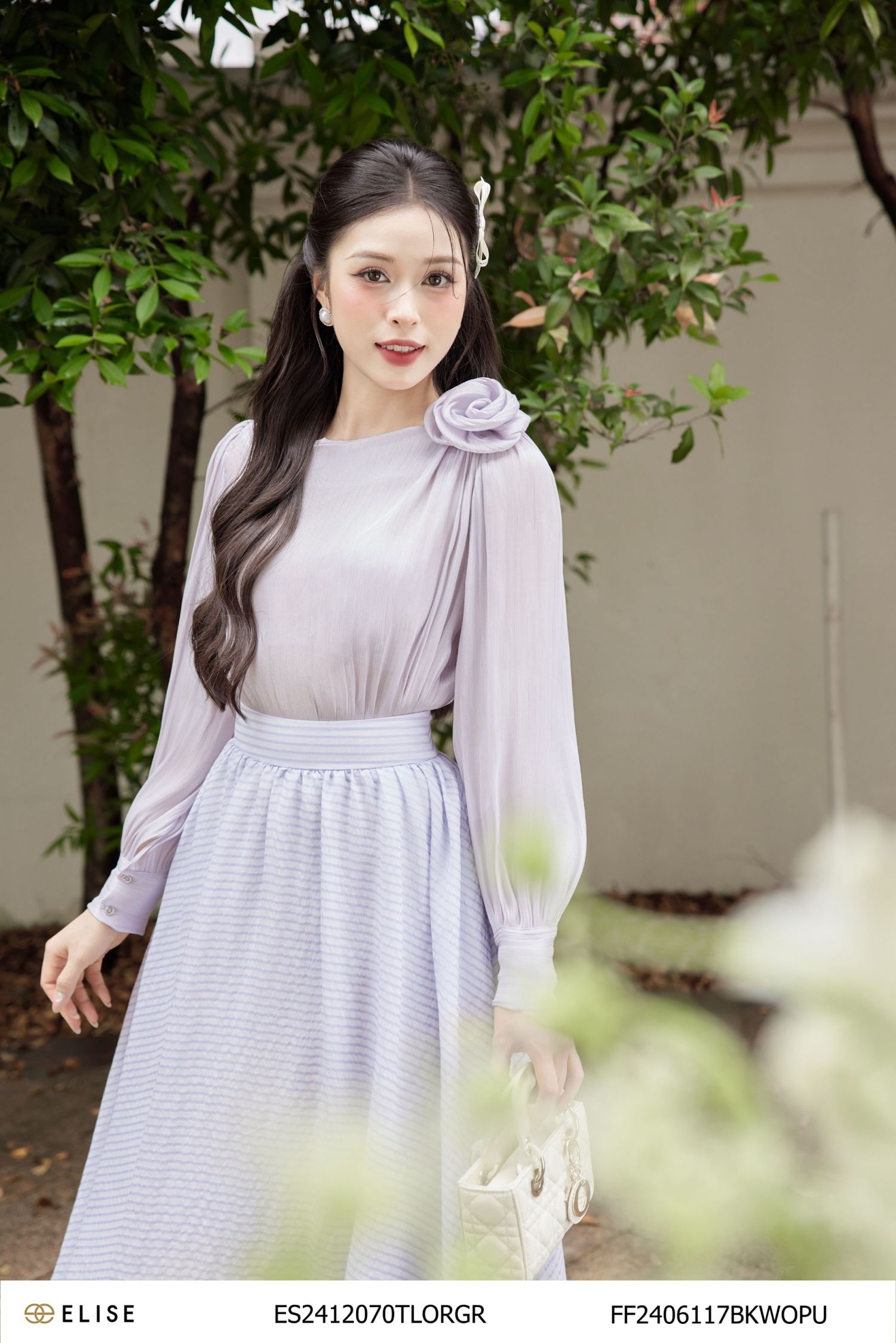 ÁO TƠ ÓNG GHI ĐÍNH HOA CỔ