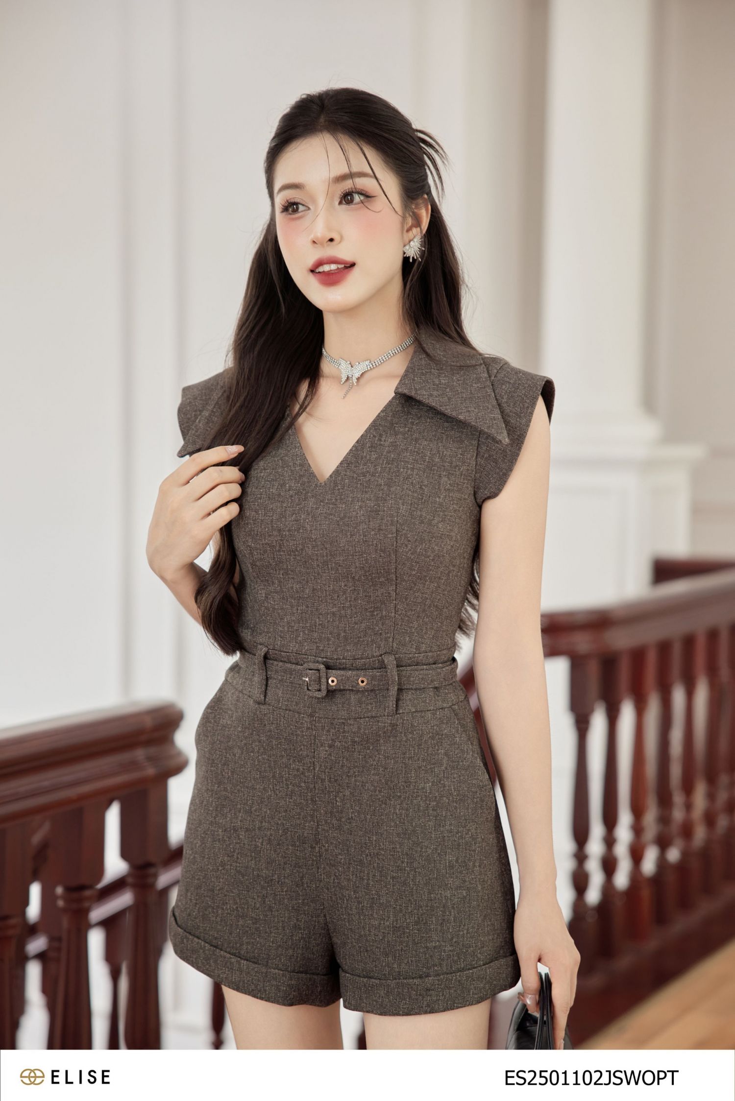 JUMPSUIT NGẮN CỔ NHỌN MỞ V