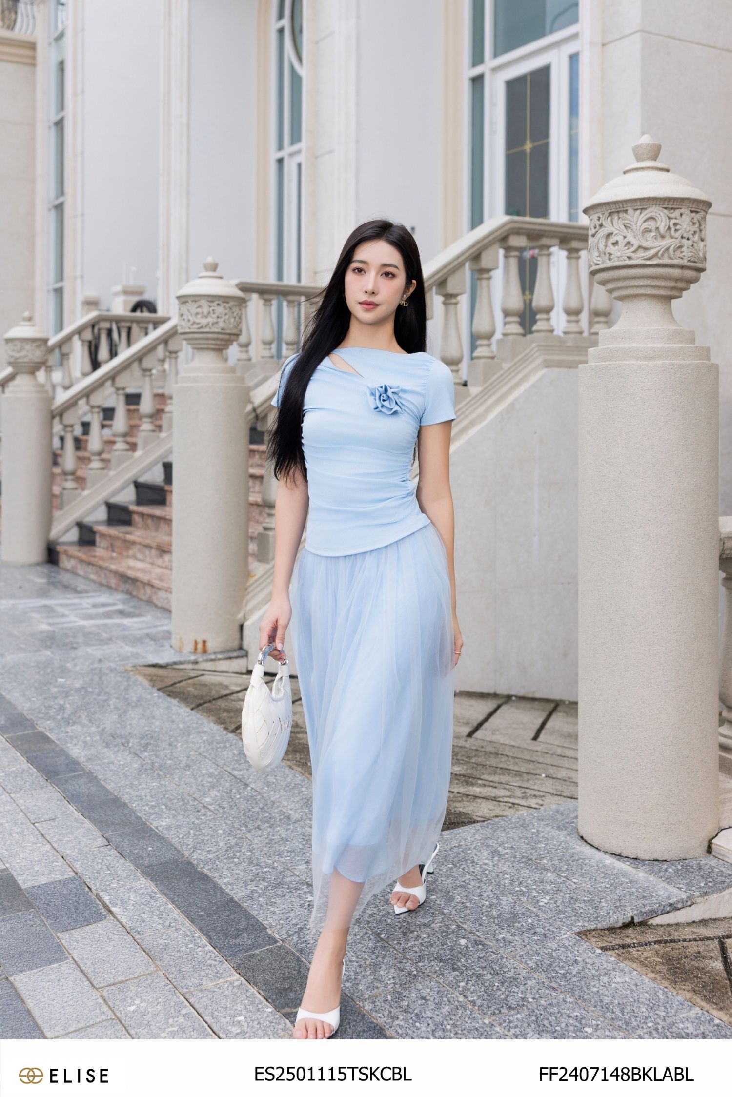 ÁO THUN XANH NHẠT CỔ XẺ ĐÍNH HOA