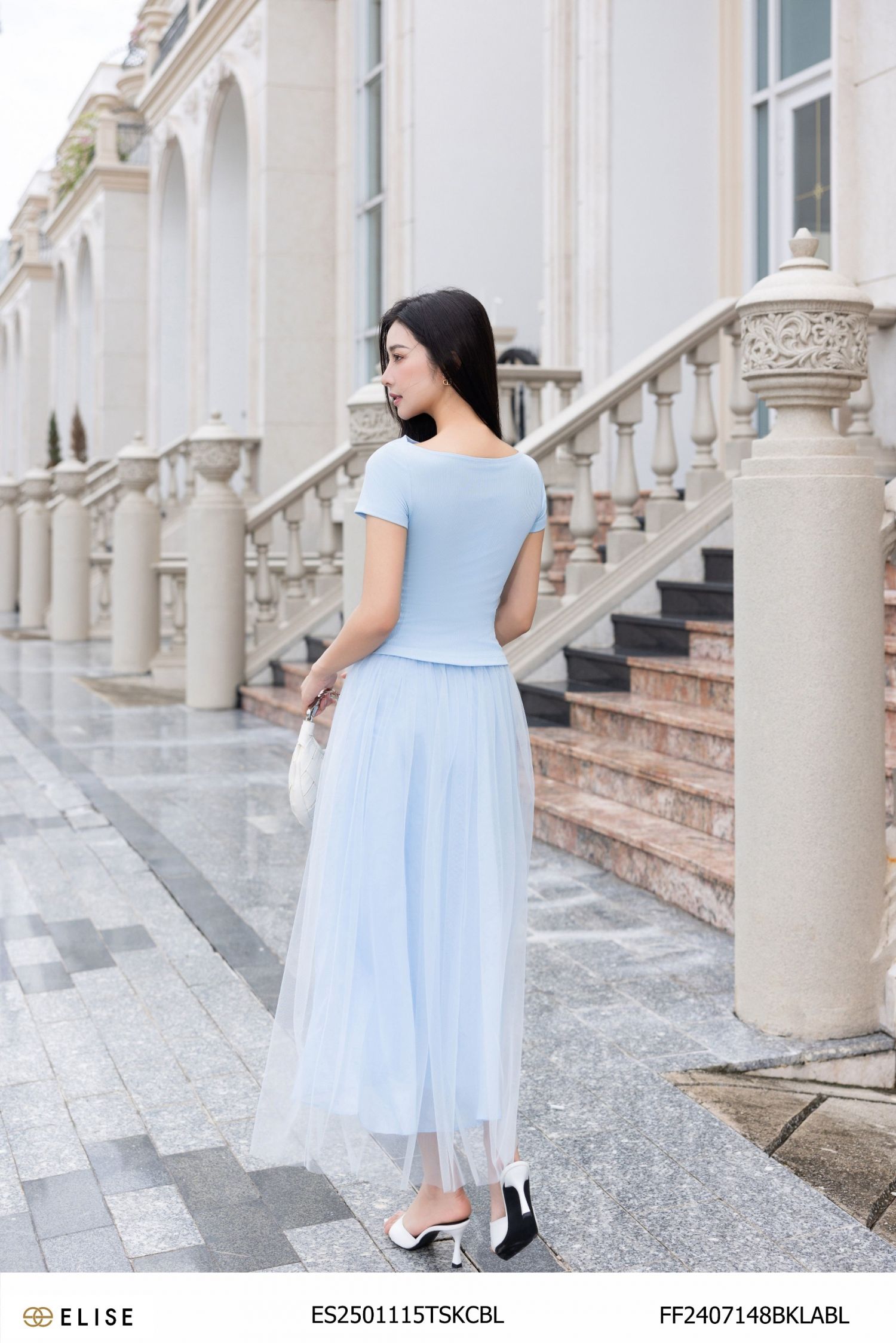 ÁO THUN XANH NHẠT CỔ XẺ ĐÍNH HOA