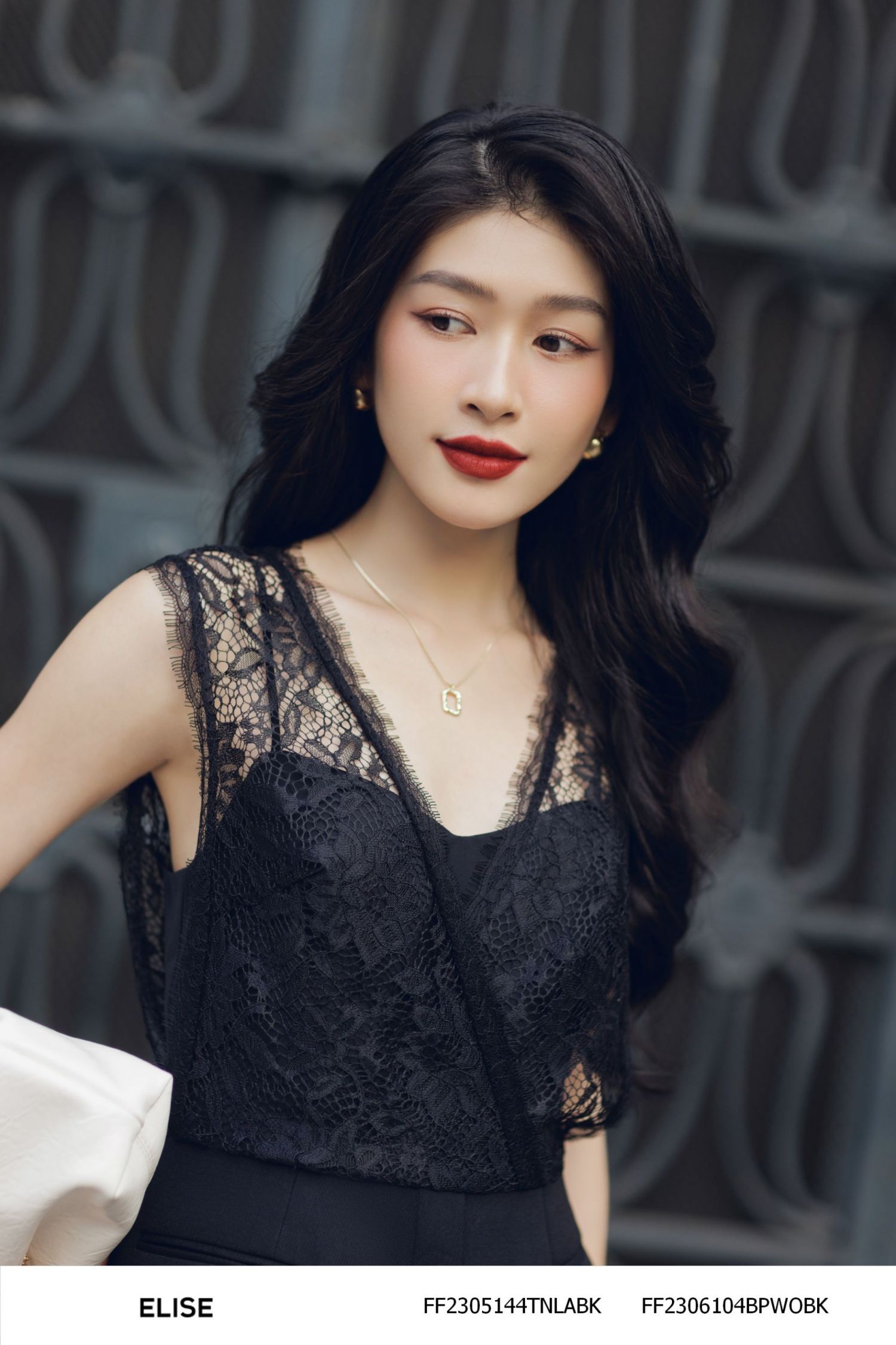 ÁO ĐEN PHỐI REN CỔ V