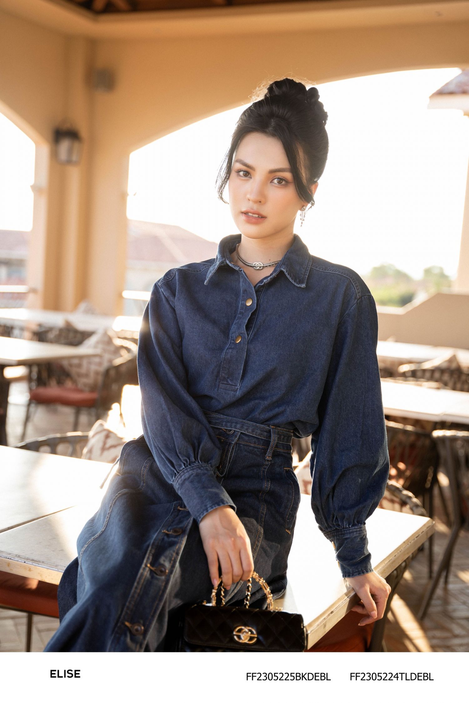 ÁO JEANS CỔ ĐỨC NẸP ĐÍNH LOGO