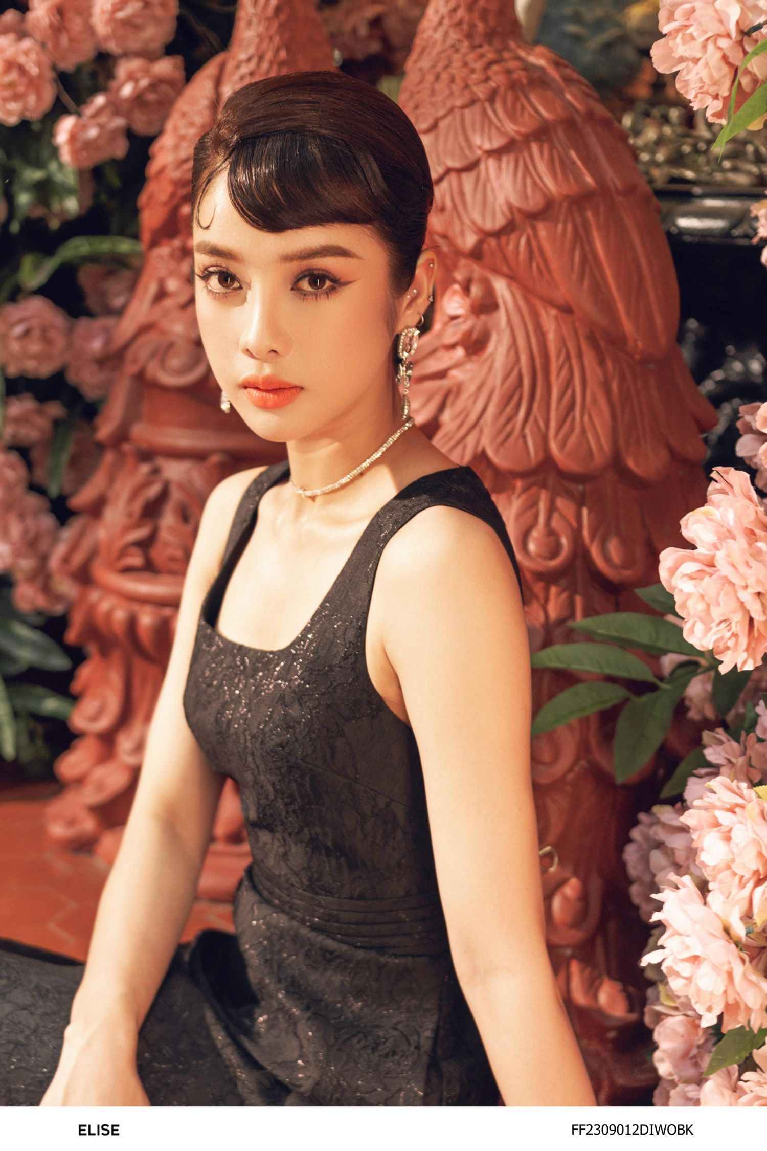 ĐẦM GẤM HOA ĐEN KT BẤU MÍ EO