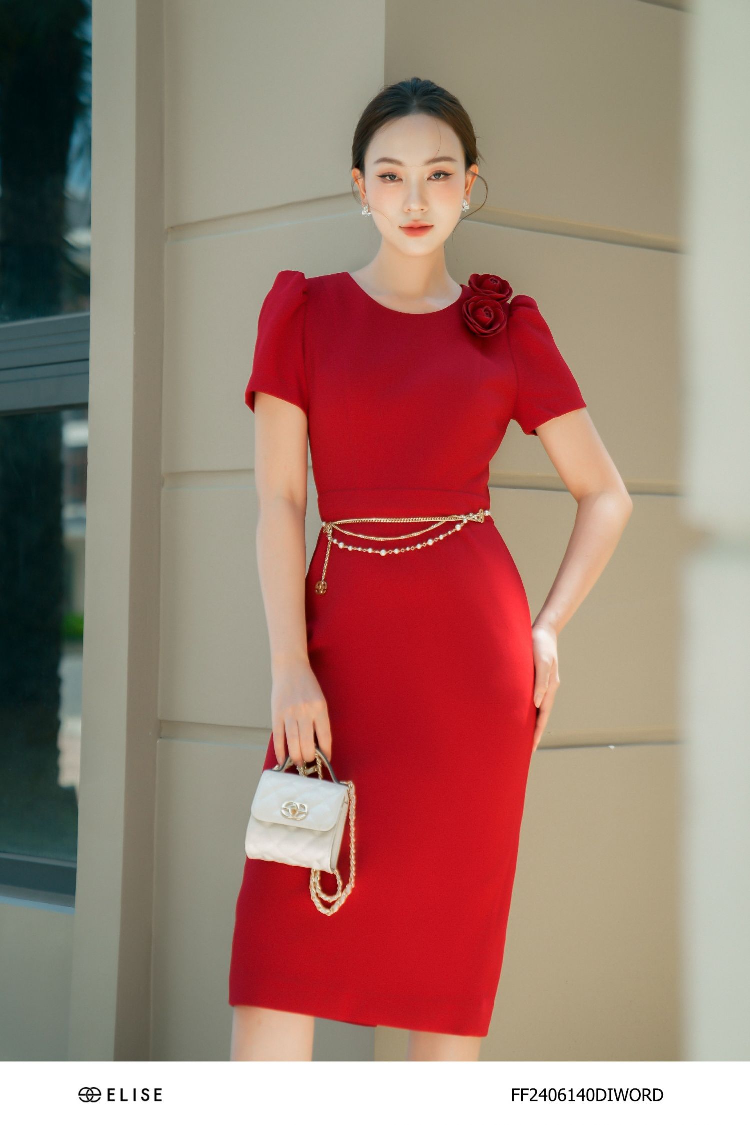 ĐẦM ÔM VÂN ĐỎ ĐÍNH HOA VAI