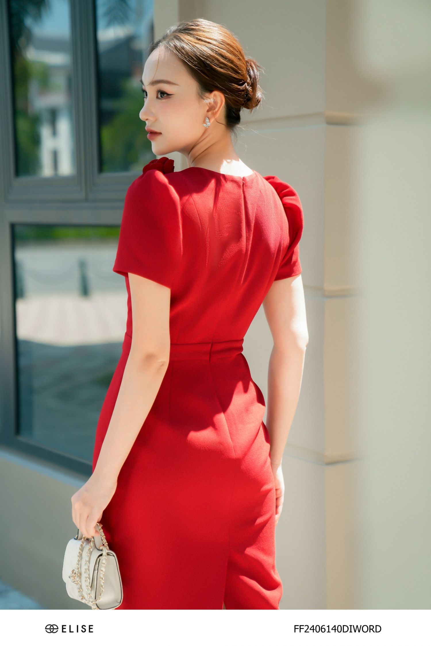 ĐẦM ÔM VÂN ĐỎ ĐÍNH HOA VAI