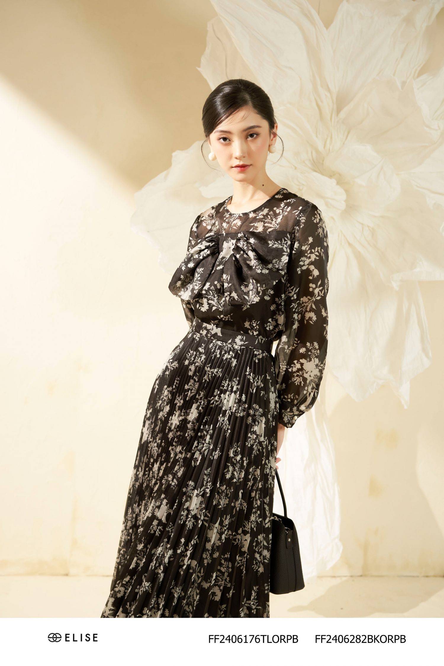 ÁO TƠ HOA TRẮNG NỀN ĐEN NƠ NGỰC