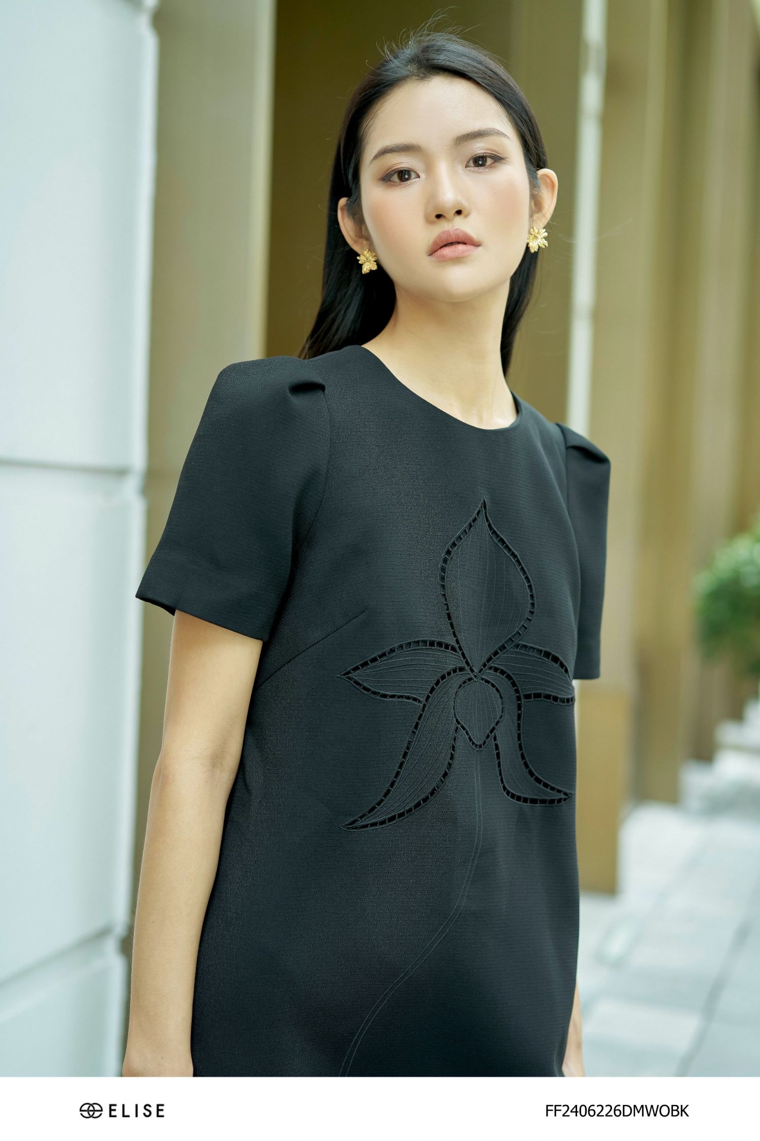 ĐẦM SUÔNG ĐEN NGỰC ĐÍNH HOA NỔI