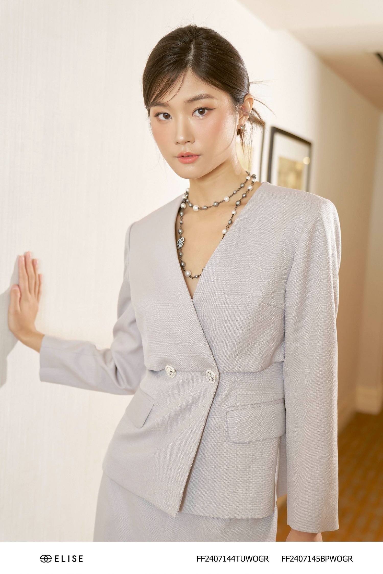 VEST SỢI GHI CỔ V PHỦ 2 LỚP