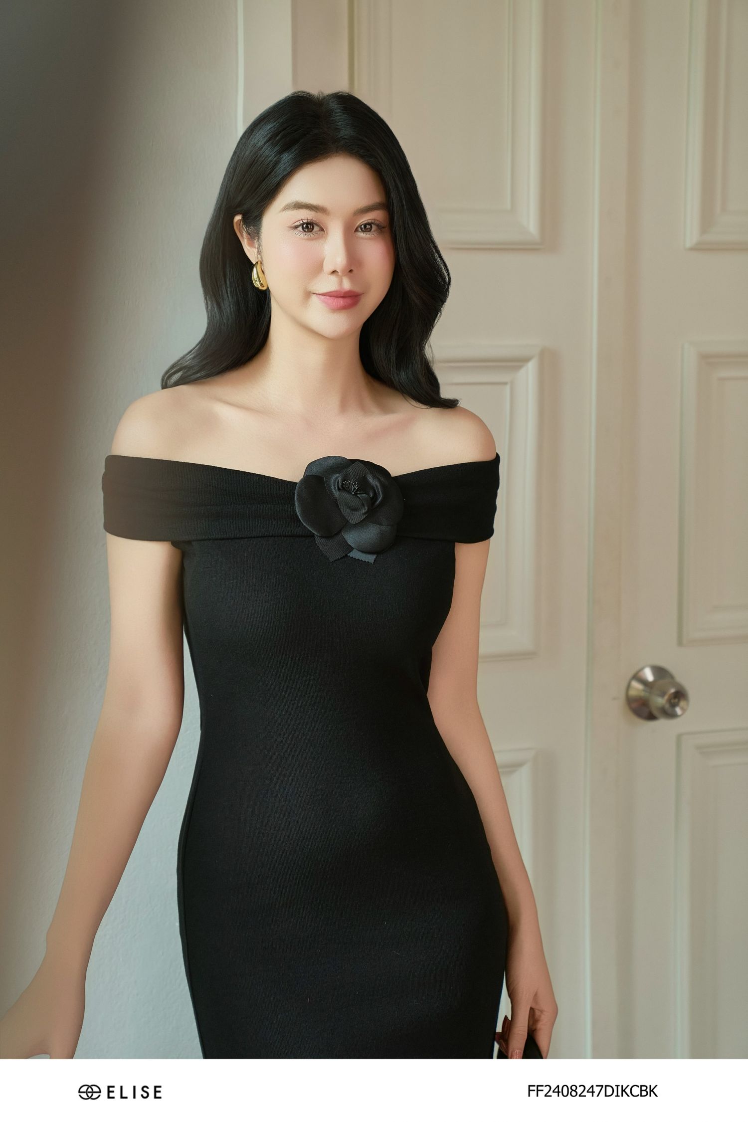 ĐẦM THUN ĐEN TRỄ VAI CÀI HOA