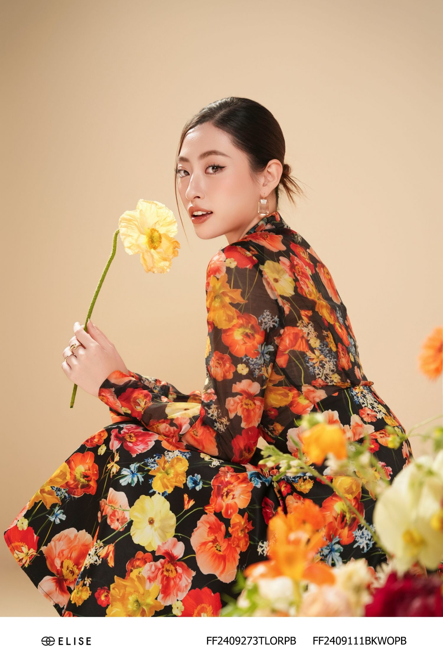 SM TƠ HOA NỀN ĐEN CỔ NHỌN
