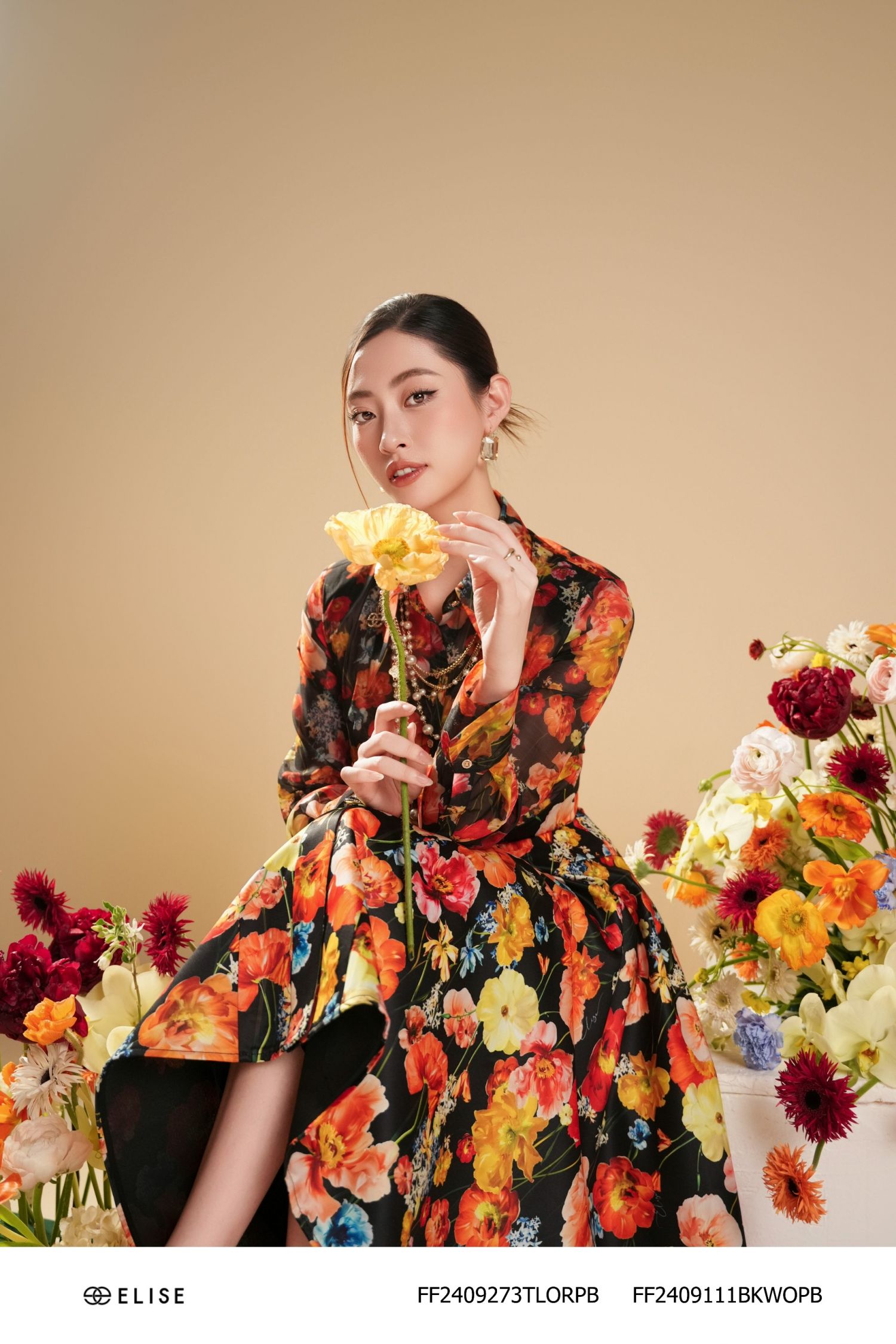 SM TƠ HOA NỀN ĐEN CỔ NHỌN