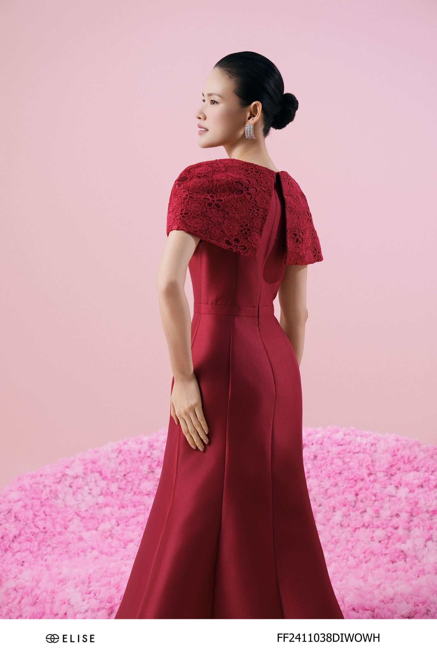ĐẦM TAFTA ĐỎ ĐUÔI CÁ CỔ CAPE PHỦ REN