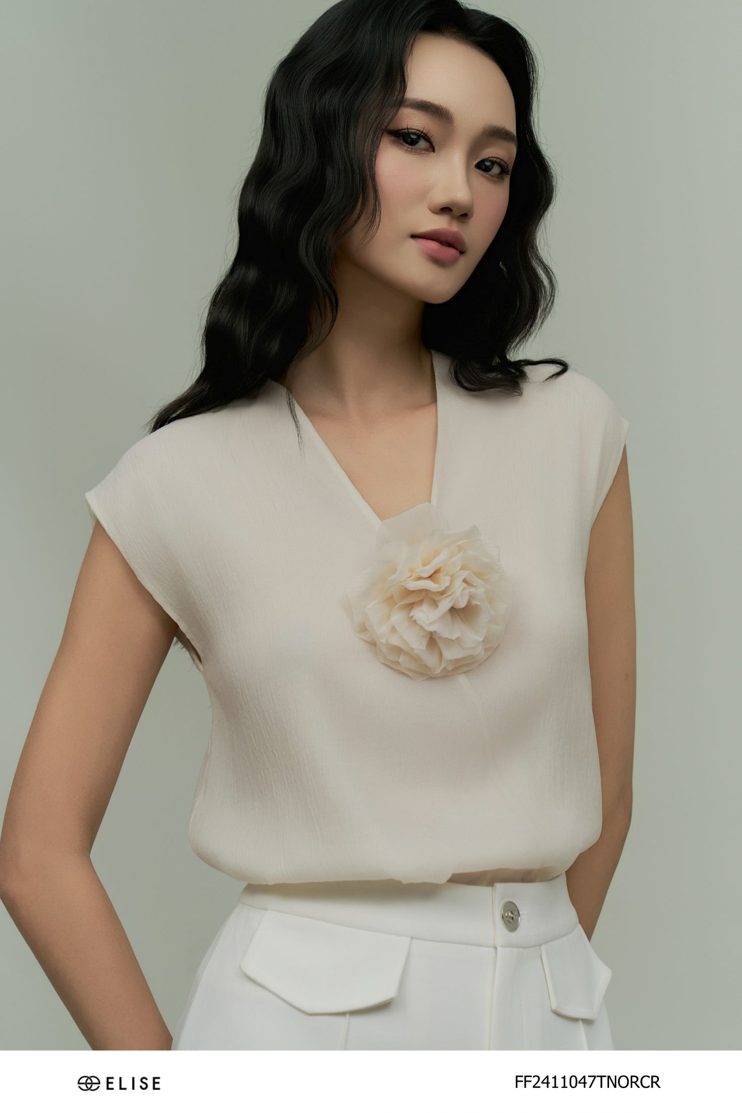 ÁO TƠ KEM CỔ V HOA NGỰC