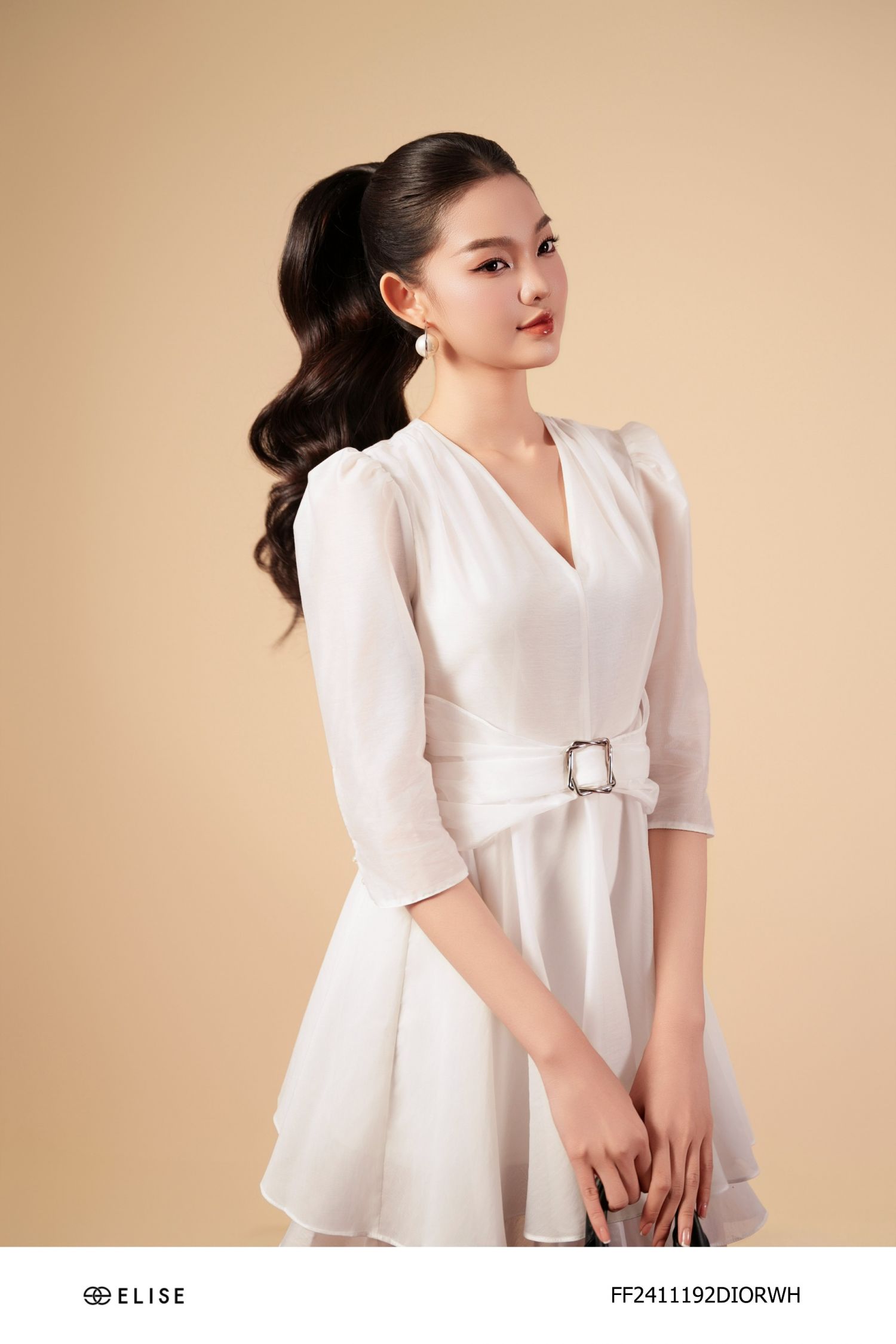 ĐẦM TƠ TRẮNG KẺ CỔ V NHÚN VAI