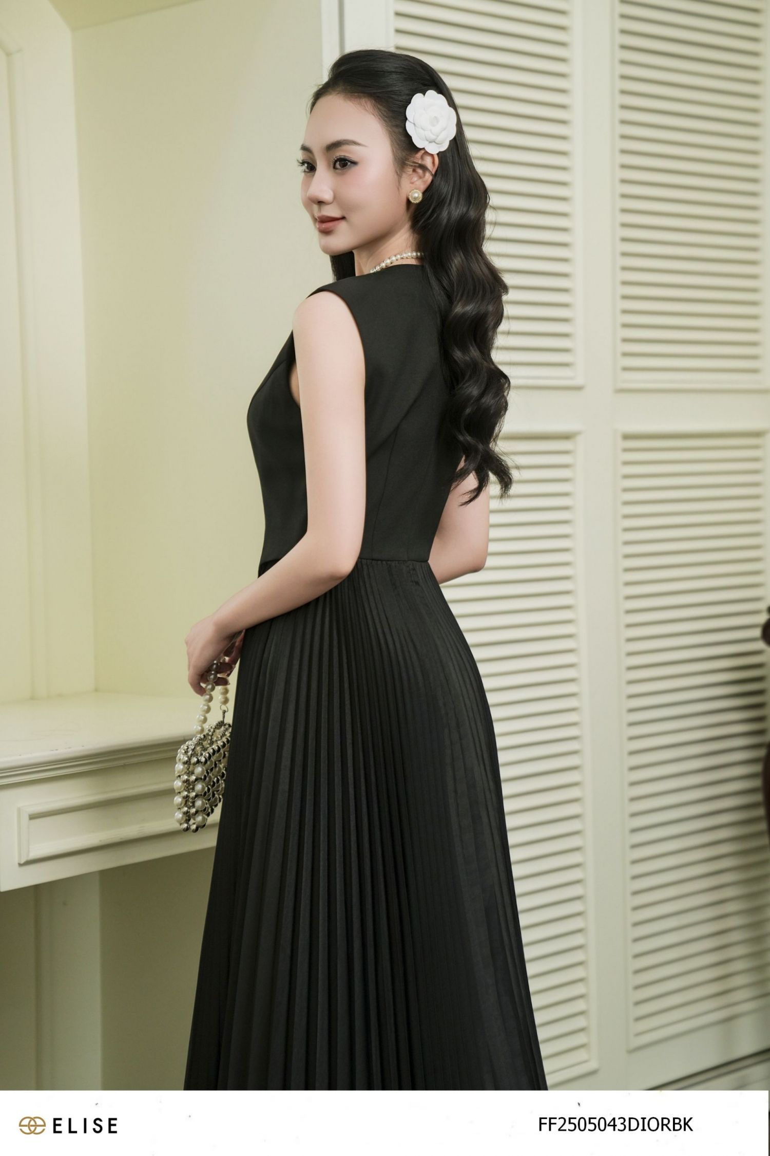 ĐẦM TƠ ĐEN CỔ V CHÂN DẬP LY