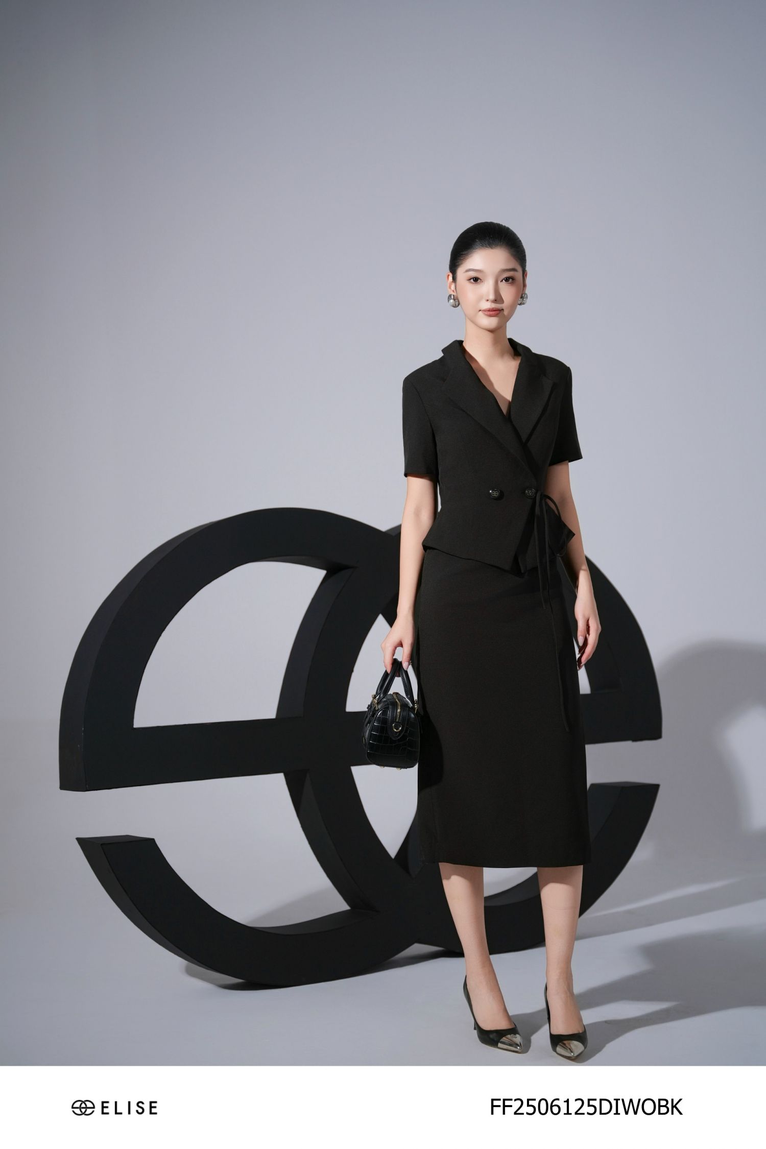 ĐẦM TUYTSY ĐEN CỔ VEST BUỘC DÂY EO