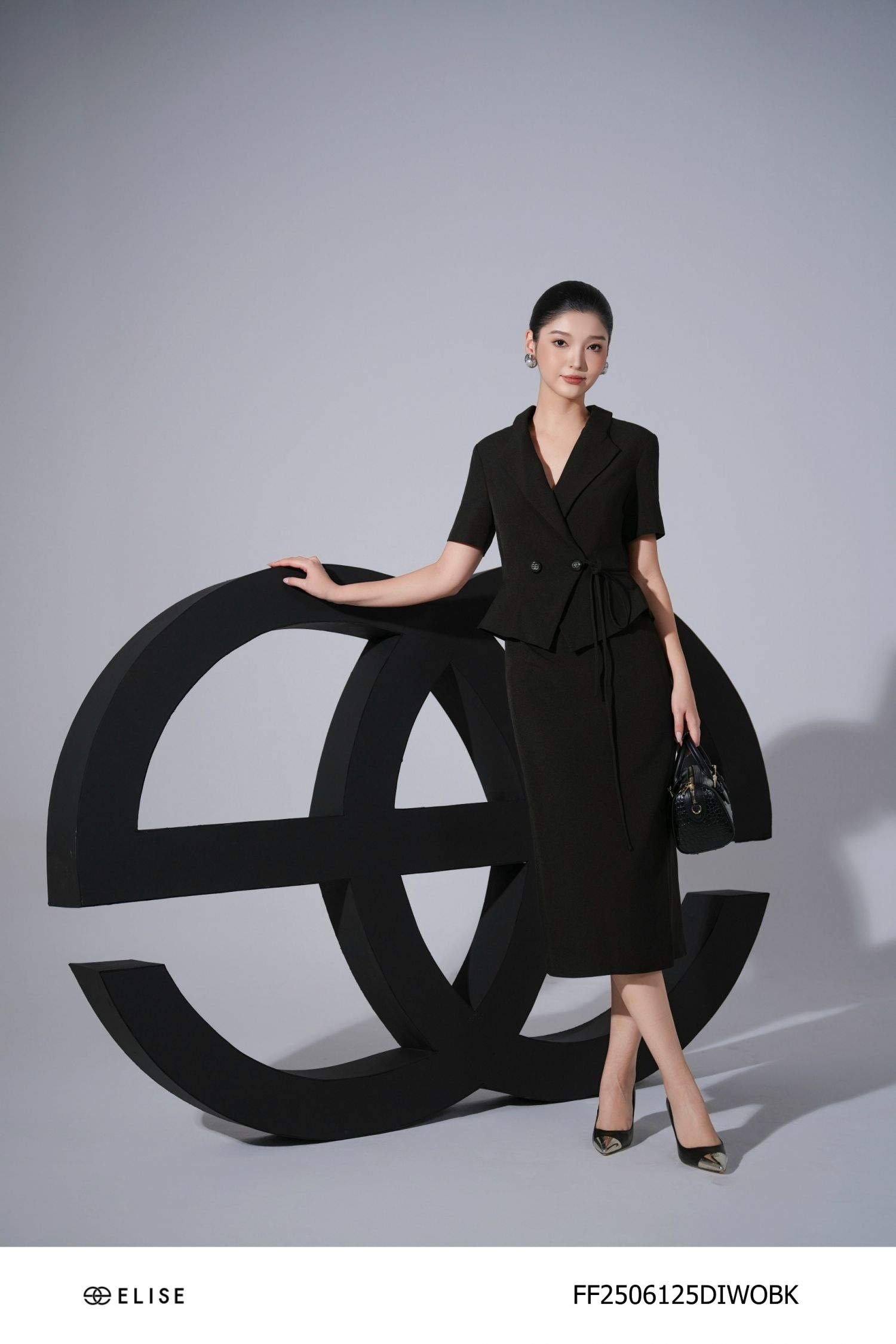 ĐẦM TUYTSY ĐEN CỔ VEST BUỘC DÂY EO