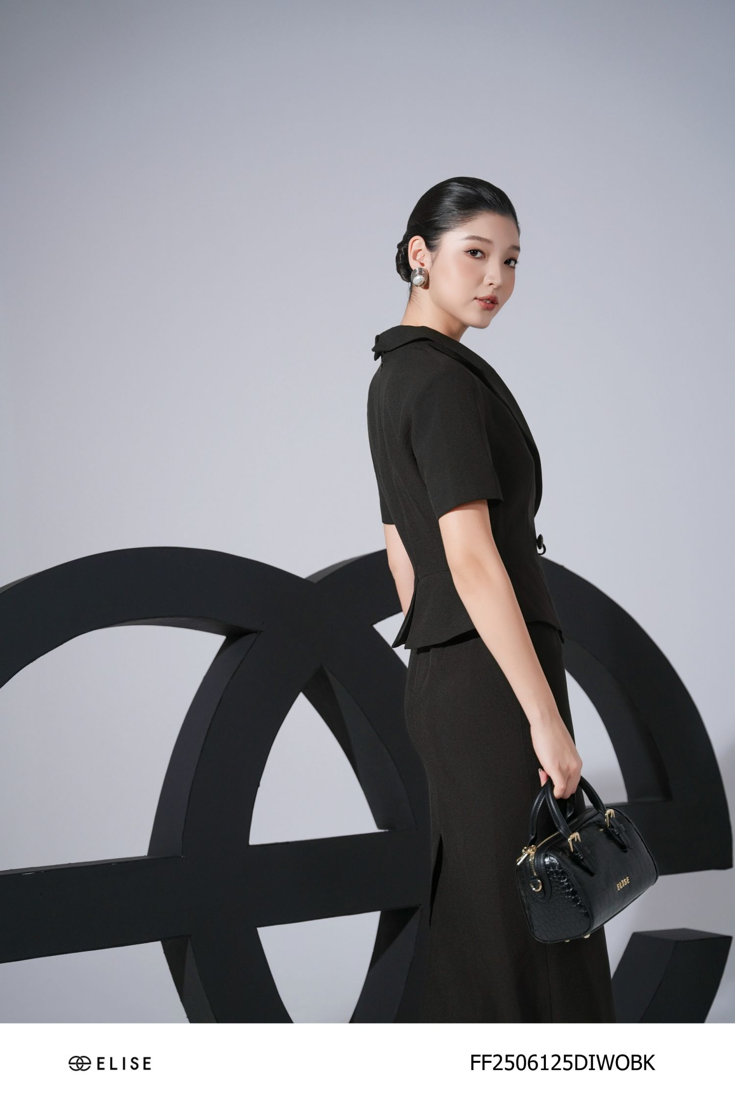 ĐẦM TUYTSY ĐEN CỔ VEST BUỘC DÂY EO