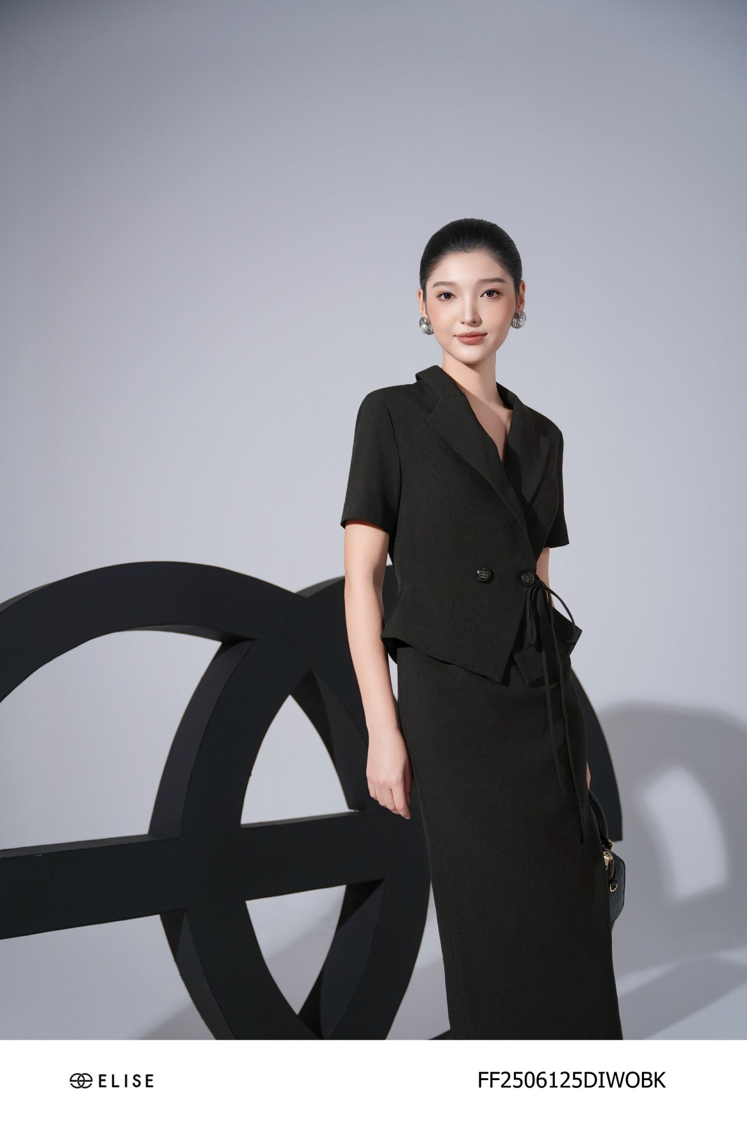 ĐẦM TUYTSY ĐEN CỔ VEST BUỘC DÂY EO