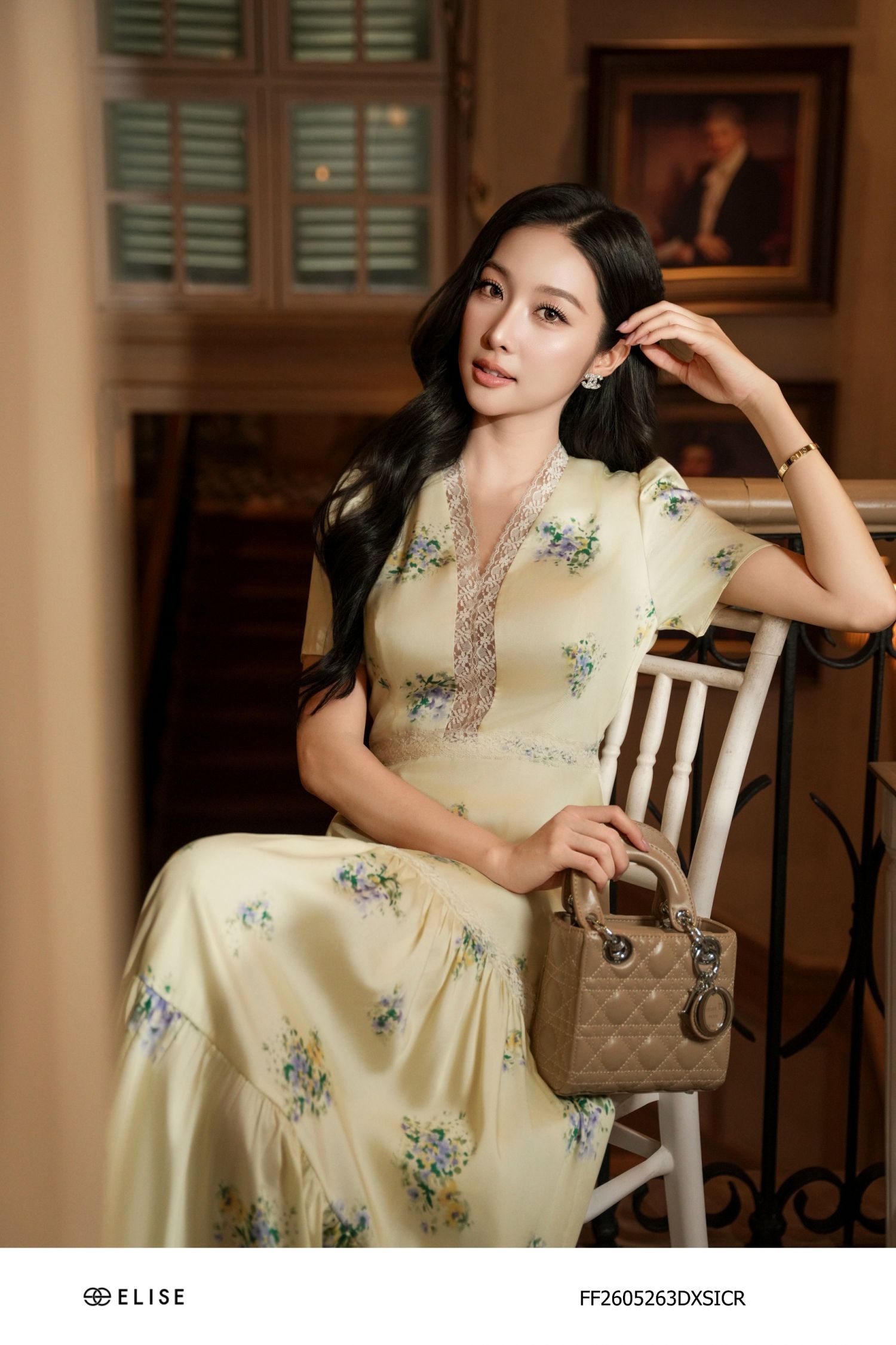 ĐẦM LỤA KEM HT HOA NHÍ CỔ V