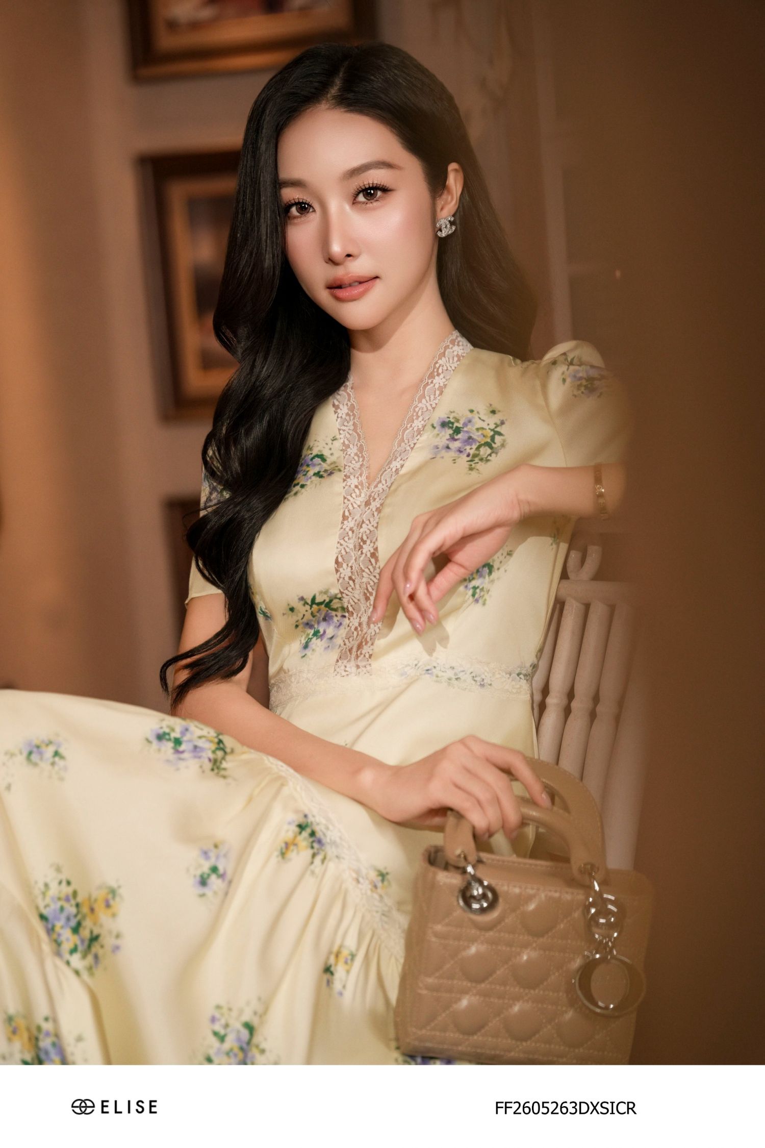 ĐẦM LỤA KEM HT HOA NHÍ CỔ V