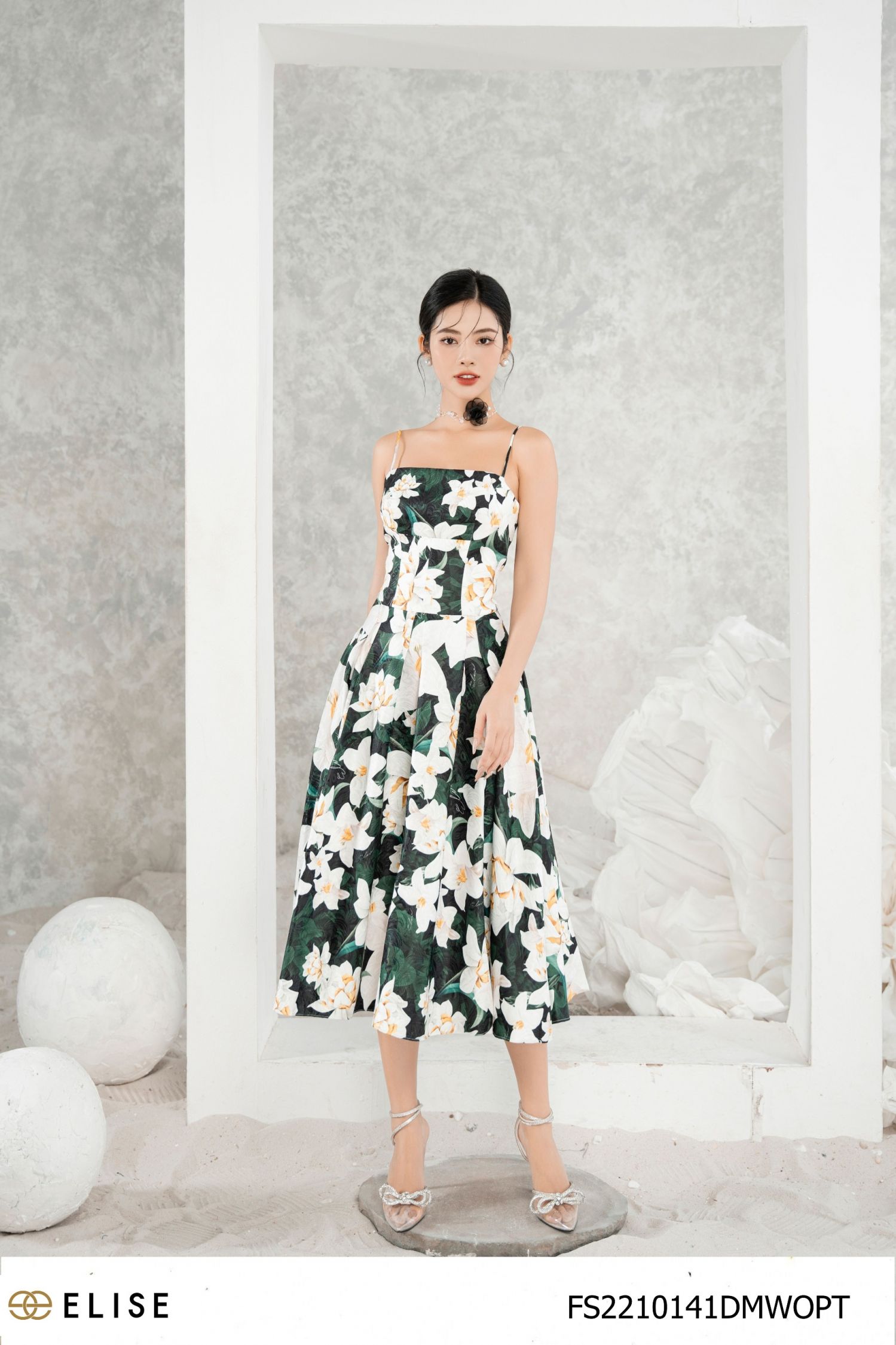 ĐẦM GẤM HOA LY NỀN XANH CÚP NGỰC
