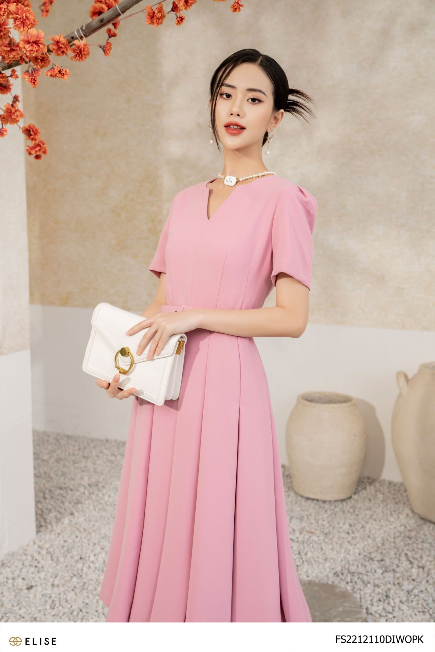 Chân váy hồng kết hợp với áo màu gì để giảm độ sến súa?