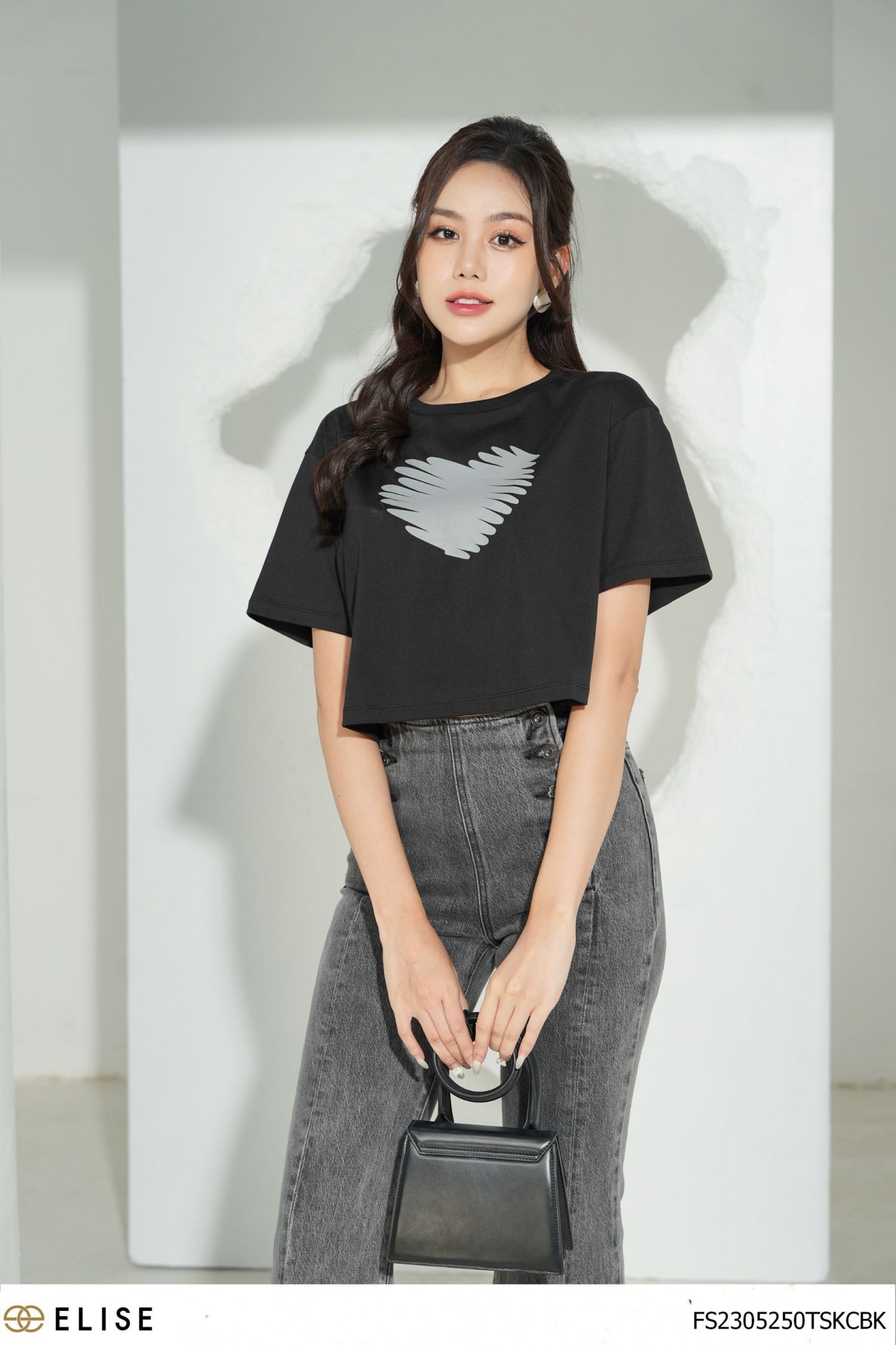 ÁO THUN ĐEN CROPTOP TRÁI TIM