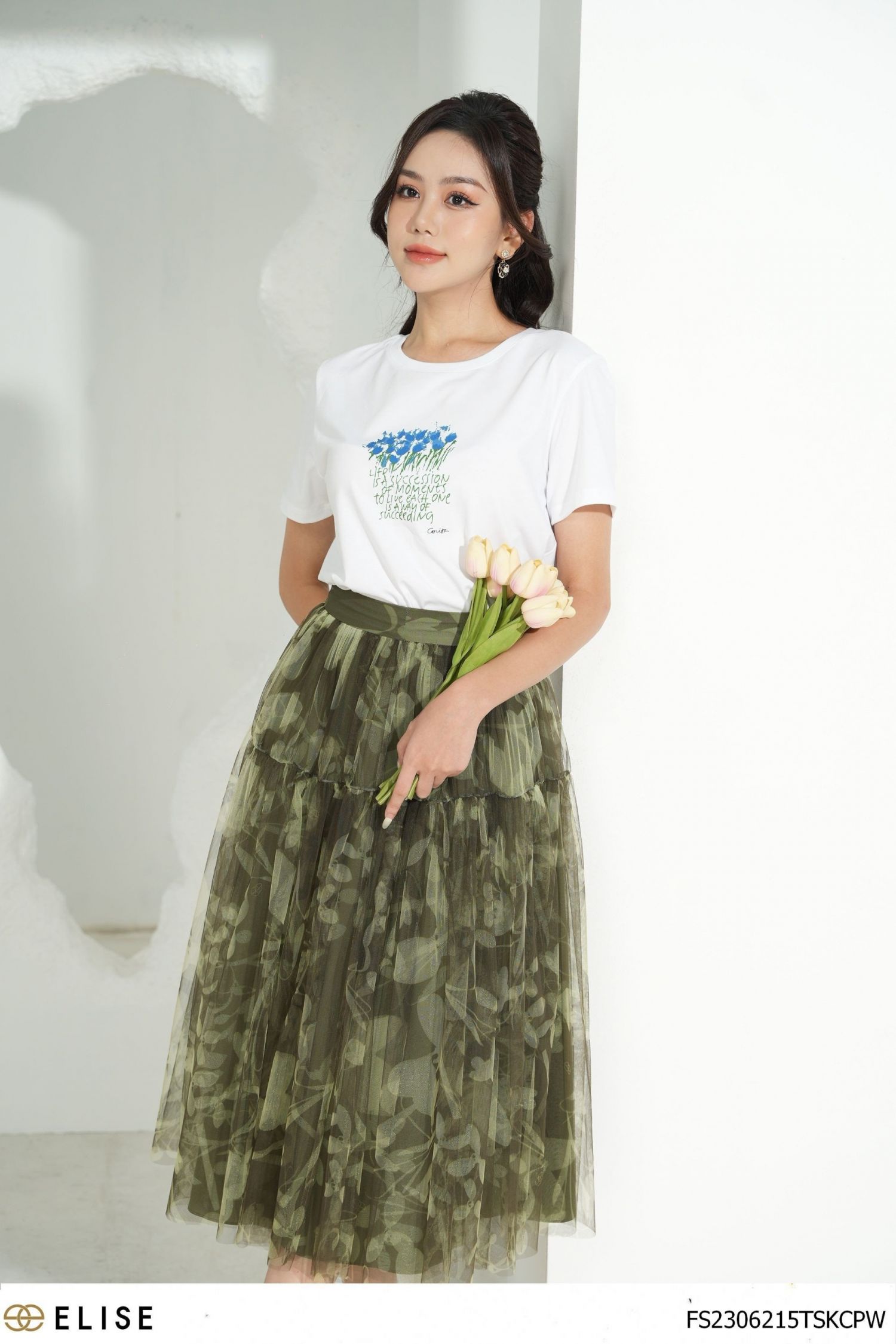 ÁO THUN TRẮNG HOA XANH