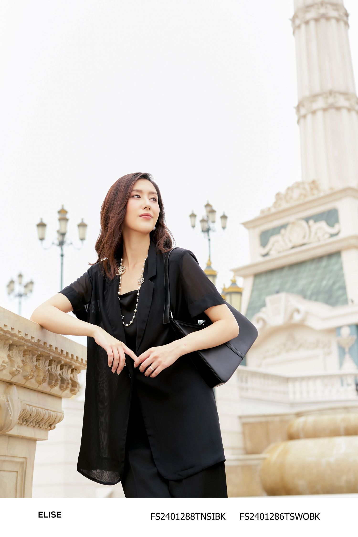 QUẦN SUÔNG ĐEN KHÓA SAU